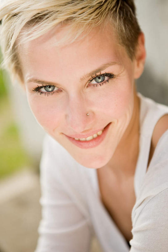 西方人,脸,头,脸颊,睫毛,头发,一个人,站,笑,微笑,露齿笑,竖图,俯视,室外,白天,欧洲,欧洲人,仅一个年轻女性,仅一个女性,仅一个人,阴影,服装,朦胧,模糊,反射,影子,注视,休闲装,衣服,观察,看,站着,休闲,休闲服,金色,服饰,观看,察看,关注,鼻钉,年轻女性,女人,女性,白种人,头部,睫,脸部,脸蛋,面部,眼睫毛,抬头,仰头,站立,半身,彩图,高角度拍摄