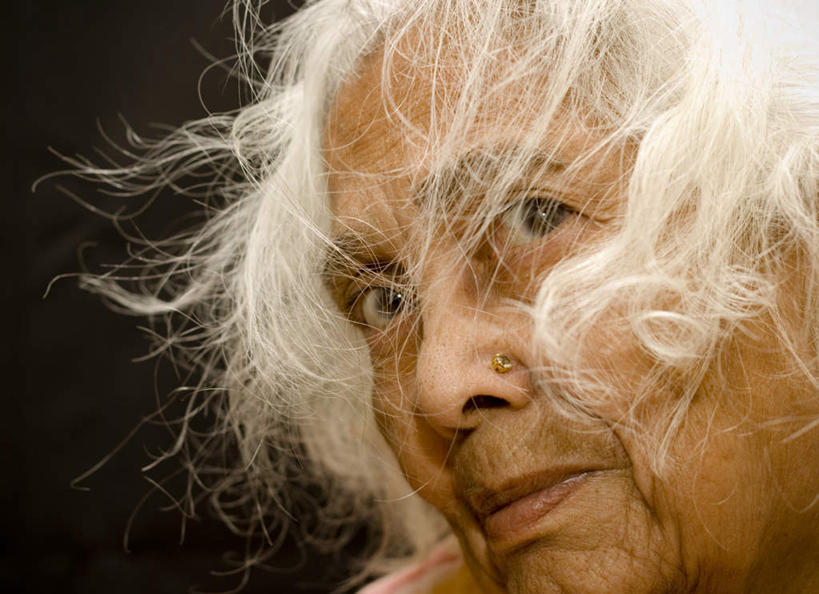 西方人,脸,头,脸颊,头发,一个人,祖母,站,横图,室内,特写,白天,侧面,欧洲,欧洲人,仅一个女性,仅一个人,黑色背景,服装,注视,休闲装,衣服,白色,观察,看,站着,休闲,休闲服,摄影,服饰,仅一个老年女性,影棚,观看,察看,关注,鹤发,老年女性,女人,女性,白种人,头部,脸部,脸蛋,面部,站立,半身,彩图,影棚拍摄,拍摄