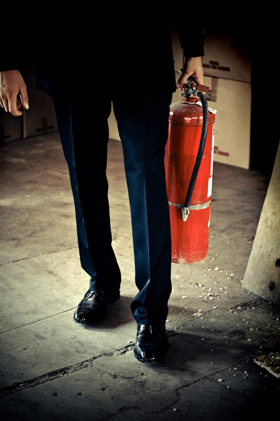 西方人,一个人,站,竖图,俯视,室内,特写,白天,安全,灭火器,欧洲,欧洲人,仅一个男性,仅一个人,握,模糊,拿,拿着,仅一个年轻男性,站着,握着,消防,灭火,消防灭火器,消防器材,含糊,恍惚,模胡,依稀,隐约,男人,男性,年轻男性,白种人,站立,半身,彩图,高角度拍摄