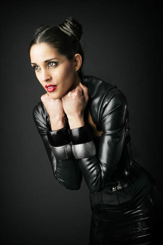 西方人,一个人,笑,微笑,露齿笑,竖图,室内,白天,正面,兴奋,欧洲,欧洲人,仅一个年轻女性,仅一个女性,仅一个人,撑,黑色背景,服装,托腮,休闲装,衣服,黑色,托,休闲,休闲服,摄影,服饰,影棚,盘发,托下巴,皮夹克,年轻女性,女人,女性,白种人,半身,彩图,影棚拍摄,高兴,拍摄,短发