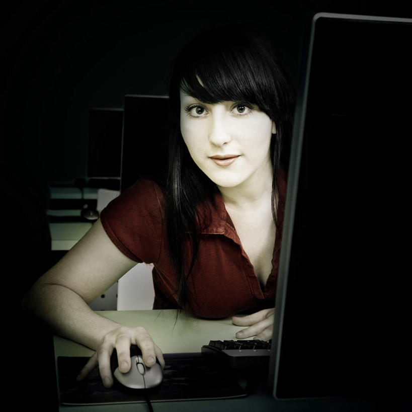 西方人,一个人,办公室,坐,方图,俯视,室内,白天,电脑,笔记本电脑,鼠标,键盘,欧洲,欧洲人,仅一个女性,仅一个人,握,阴影,服装,光线,网络,影子,灯光,拿,拿着,注视,休闲装,输入设备,通讯设备,一个,衣服,观察,看,仅一个中年女性,休闲,休闲服,握着,服饰,单个,观看,三台,察看,无线,关注,通信设备,无线网络,无线上网,便携式电脑,手提电脑,女人,女性,中年女性,白种人,坐着,半身,彩图,高角度拍摄