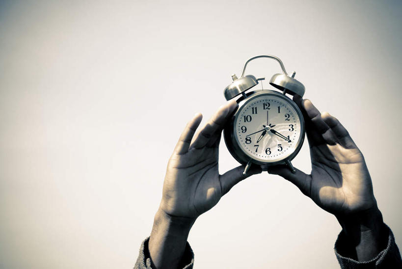 西方人,手,一个人,站,举,横图,室内,白天,仰视,欧洲,欧洲人,仅一个男性,仅一个人,一双,许多,握,阴影,围绕,时间,光线,标志,时钟,文字,影子,字符,字母,地面,很多,拿,计时,拿着,标识,仅一个年轻男性,一个,阳光,钟表,托,站着,手部,表,时针,握着,单个,秒针,分针,阿拉伯文,阿拉伯语,阿拉伯字母,男人,男性,年轻男性,白种人,钟,举起,举手,举着,向上举,向上伸,向上托,站立,半身,彩图,低角度拍摄