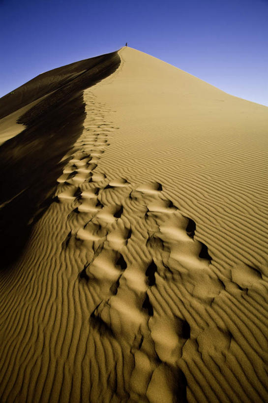 无人,竖图,室外,白天,仰视,旅游,度假,美景,沙漠,非洲,纳米比亚,脚印,阴影,光线,纹理,影子,景观,娱乐,蓝色,蓝天,天空,阳光,自然,天,享受,休闲,景色,放松,足迹,自然风光,行踪,脚迹,纳米比亚共和国,大漠,砂漠,彩图,低角度拍摄