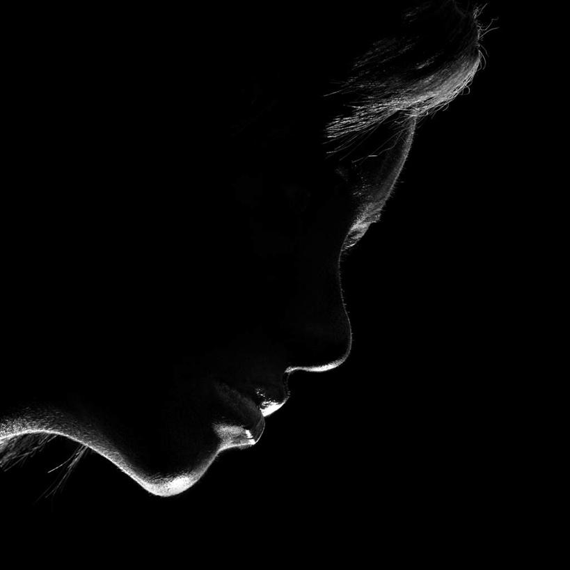 西方人,脸,头,脸颊,一个人,方图,黑白,室内,白天,正面,欧洲,欧洲人,仅一个年轻女性,仅一个女性,仅一个人,黑色背景,背光,摄影,影棚,逆光,年轻女性,女人,女性,白种人,头部,脸部,脸蛋,面部,半身,影棚拍摄,拍摄