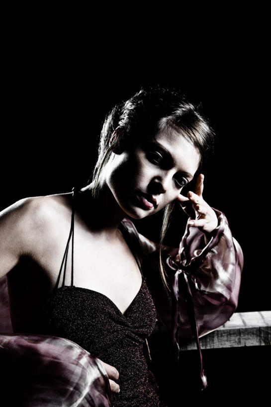 西方人,一个人,站,竖图,室内,白天,正面,欧洲,欧洲人,仅一个年轻女性,仅一个女性,仅一个人,黑色背景,注视,观察,看,站着,凝视,摄影,影棚,观看,察看,关注,凝望,谛视,年轻女性,女人,女性,白种人,站立,半身,彩图,影棚拍摄,拍摄