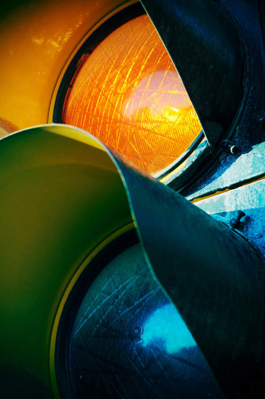 无人,竖图,室外,特写,白天,仰视,度假,安全,美景,城市风光,城市,静物,阴影,反射,光线,影子,景观,红绿灯,灯光,信号灯,交通,娱乐,黄色,享受,休闲,景色,放松,警示,提示,黄灯,流通,交通信号灯,行人信号灯,彩图,低角度拍摄