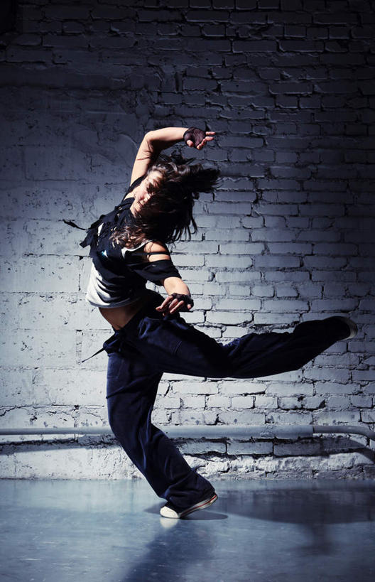 西方人,一个人,站,伸展双臂,竖图,室内,白天,侧面,欧洲,欧洲人,仅一个年轻女性,仅一个女性,仅一个人,弯腰,阴影,服装,装饰,反射,影子,墙,休闲装,墙壁,墙面,衣服,手套,站着,休闲,温暖,休闲服,服饰,踮,保暖,华丽,点缀,御寒,衬托,美观,雅致,雅观,踮着,哈腰,年轻女性,女人,女性,白种人,敞开双臂,伸开双臂,展开双肩,站立,张开手臂,张开双臂,彩图,全身