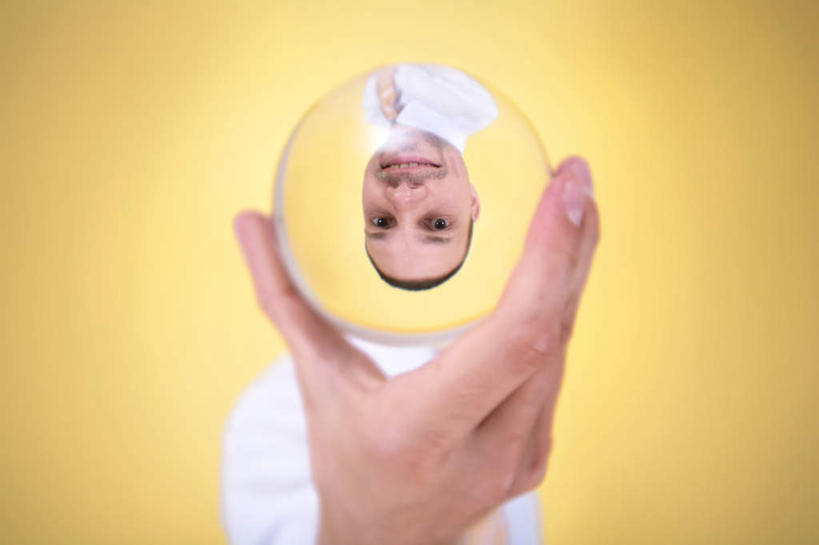 西方人,一个人,站,举,横图,室内,白天,正面,欧洲,欧洲人,仅一个男性,仅一个人,黄色背景,透明,水晶,仅一个年轻男性,纸巾,托,站着,球体,水晶球,擦拭,摄影,影棚,男人,男性,年轻男性,白种人,举起,举手,举着,向上举,向上伸,向上托,站立,半身,彩图,影棚拍摄,拍摄