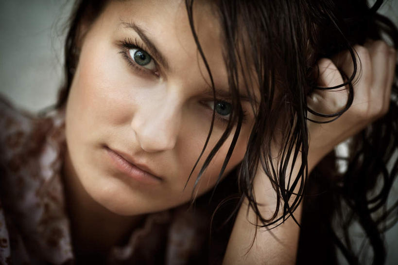 西方人,脸,头,眼睛,脸颊,眉毛,睫毛,一个人,横图,室外,特写,白天,正面,欧洲,欧洲人,瞳孔,仅一个年轻女性,仅一个女性,仅一个人,抱头,服装,注视,休闲装,衣服,蓝色,观察,看,休闲,休闲服,忧伤,眼部,服饰,潮湿,观看,察看,郁闷,关注,忧郁,湿润,捧首,捧头,担心,年轻女性,女人,女性,白种人,头部,长发,睫,脸部,脸蛋,眉,面部,眼,眼睫毛,眼眉,半身,彩图,眼眉毛