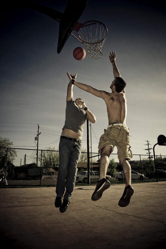 西方人,两个人,伙伴,朋友,运动员,跳,举,竖图,室外,白天,仰视,锻炼,友谊,运动,篮球,欧洲,欧洲人,阴影,服装,光线,影子,云,云朵,篮球装备,半空,云彩,休闲装,运动器械,衣服,蓝色,白云,蓝天,天空,阳光,天,托,休闲,休闲服,健身器械,扣篮,服饰,健身器材,防守,篮球运动,防卫,戍守,体育,友情,男人,男性,年轻男性,白种人,体育运动员,运动选手,举起,举手,举着,跳跃,向上举,向上伸,向上托,彩图,低角度拍摄,全身,健身,运动器材