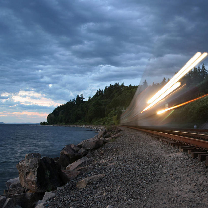 无人,竖图,室外,白天,正面,旅游,度假,海浪,海洋,美景,森林,树林,植物,火车,一辆,景观,浪花,云,云朵,云彩,娱乐,车,树,树木,蓝色,绿色,白云,蓝天,天空,自然,海水,交通工具,天,享受,休闲,景色,放松,生长,晴朗,成长,迅速,快速,自然风光,载具,海景,疾速,大海,风浪,海,海水的波动,近岸浪,涌浪,晴空,彩图