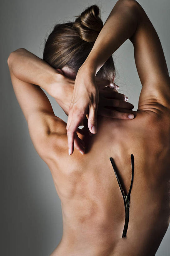 西方人,手,一个人,无人,举,竖图,室内,白天,数码,科技,欧洲,欧洲人,仅一个年轻女性,仅一个女性,仅一个人,阴影,灰色背景,网络,高光,几何,计算机图形,合成,裸露,背面,伸,托,手部,拉链,皮肤,电脑合成图,数码合成图,暴露,写实,具体,具象,袒露,年轻女性,女人,女性,白种人,举起,举手,举着,向上举,向上伸,向上托,半身,彩图