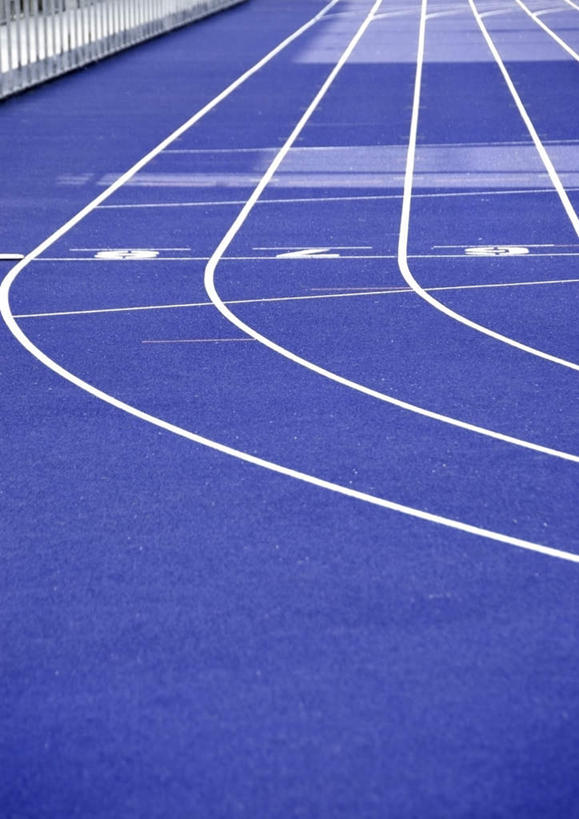 无人,体育馆,栏杆,运动场,竖图,室外,白天,正面,阴影,透明,光线,数字,影子,栅栏,篱笆,跑道,围栏,竞技场,体育场,护栏,蓝色,阳光,运动馆,理智,沉静,冷色,高深,冷淡,彩图