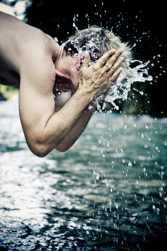 西方人,一个人,摸,竖图,室外,白天,侧面,河流,水,欧洲,欧洲人,仅一个男性,仅一个人,抚摸,阴影,波纹,飞溅,朦胧,模糊,溅,光线,液体,影子,河水,水滴,水流,涟漪,洗脸,裸露,水珠,仅一个年轻男性,水纹,阳光,波浪,趴着,喷洒,裸,水晕,男人,男性,年轻男性,白种人,触摸,接触,趴,半身,彩图