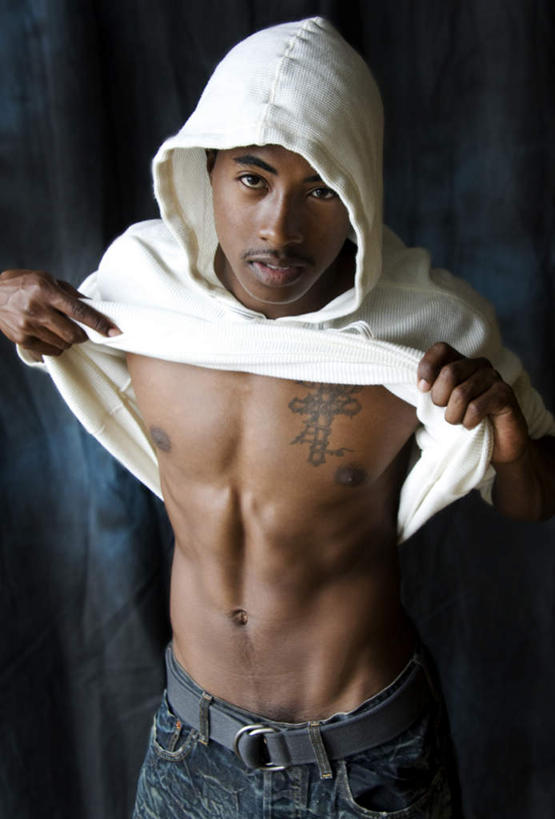 西方人,健壮,一个人,站,竖图,室内,白天,正面,时尚,欧洲,非洲,黑人,欧洲人,仅一个男性,仅一个人,服装,注视,休闲装,文化,纹身,仅一个年轻男性,衣服,观察,看,站着,休闲,休闲服,个性,服饰,信仰,观看,察看,关注,刺青,追求,强健,想象,结实,文身,勇气,崇拜,张扬,硬朗,男人,男性,年轻男性,非洲人,站立,半身,彩图