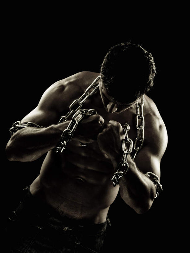 西方人,拳,健壮,一个人,站,竖图,室内,白天,正面,欧洲,欧洲人,仅一个男性,仅一个人,阴影,黑色背景,环绕,缠绕,光线,影子,灯光,注视,仅一个年轻男性,低头,观察,看,站着,摄影,影棚,观看,链条,察看,关注,纠缠,强健,结实,硬朗,男人,男性,年轻男性,白种人,拳头,站立,半身,彩图,影棚拍摄,拍摄