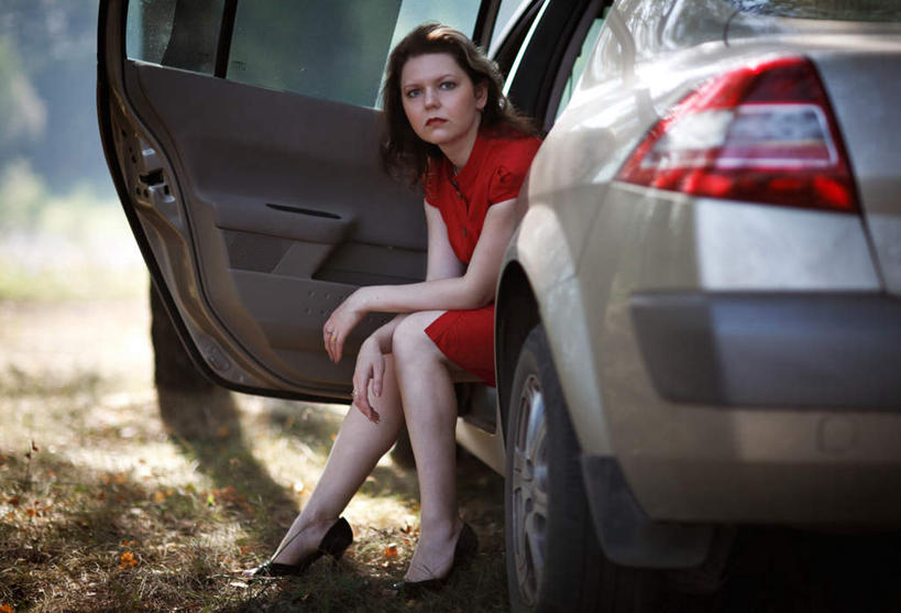 西方人,一个人,坐,横图,室外,白天,侧面,旅游,度假,美景,汽车,欧洲,欧洲人,仅一个年轻女性,仅一个女性,仅一个人,一辆,阴影,服装,光线,影子,景观,注视,休闲装,娱乐,车,衣服,红色,阳光,自然,交通工具,轿车,观察,看,享受,休闲,休闲服,景色,放松,服饰,停放,观看,察看,关注,自然风光,载具,尤物,年轻女性,女人,女性,白种人,坐着,半身,彩图,佳丽,丽人,美人