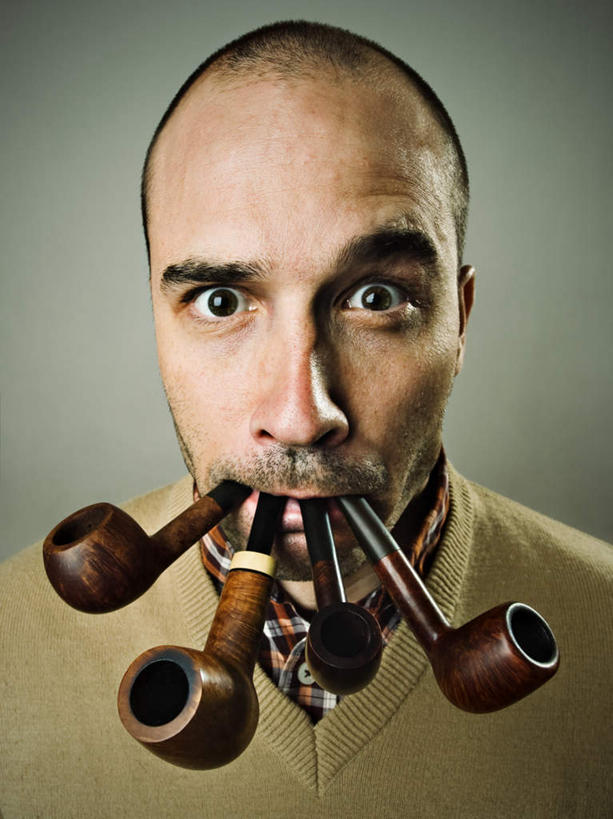 西方人,脸,头,脸颊,秃头,一个人,竖图,室内,特写,白天,正面,欧洲,欧洲人,仅一个男性,仅一个人,仅一个中年男性,咬,绿色背景,注视,观察,看,四个,含,摄影,烟斗,影棚,观看,咬着,察看,关注,男人,男性,中年男性,白种人,头部,光头,无发,脸部,脸蛋,面部,半身,彩图,影棚拍摄,拍摄