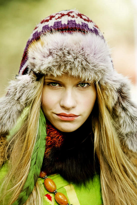 西方人,脸,头,眼睛,鼻子,嘴,耳朵,脸颊,眉毛,睫毛,一个人,竖图,室外,特写,白天,正面,帽子,项链,欧洲,欧洲人,瞳孔,仅一个年轻女性,仅一个女性,仅一个人,阴影,光线,影子,注视,装饰品,阳光,饰品,首饰,观察,看,眼部,观看,察看,皮草,关注,棉帽,年轻女性,女人,女性,白种人,头部,鼻,鼻孔,耳,耳部,睫,口,口腔,脸部,脸蛋,眉,面部,眼,眼睫毛,眼眉,嘴巴,嘴唇,半身,彩图,眼眉毛