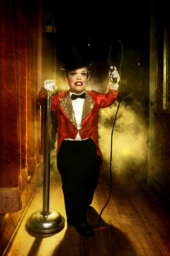 西方人,一个人,病人,站,竖图,室内,白天,正面,地板,帽子,欧洲,欧洲人,仅一个女性,仅一个人,表演,阴影,服装,装饰,光线,影子,烟雾,灯光,地面,礼帽,木地板,扮演,衣服,站着,仅一个中年女性,服饰,幽默,华丽,修饰,点缀,演出,衣着,穿着,诙谐,残疾,残疾人,伤残,衬托,美观,雅致,雅观,残障,弱势群体,衣饰,风趣,侏儒,女人,女性,中年女性,白种人,患者,就医者,站立,彩图,全身