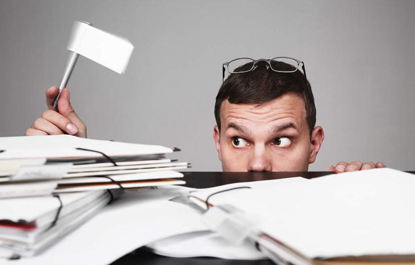 西方人,脸,头,脸颊,一个人,蹲,横图,室内,白天,正面,桌子,欧洲,欧洲人,仅一个男性,仅一个人,握,材料,档案,文件,眼镜,办公桌,墙,拿,拿着,注视,墙壁,墙面,仅一个年轻男性,资料,观察,看,握着,观看,察看,关注,文档,投降,近视眼镜,男人,男性,年轻男性,白种人,头部,脸部,脸蛋,面部,蹲着,半身,彩图