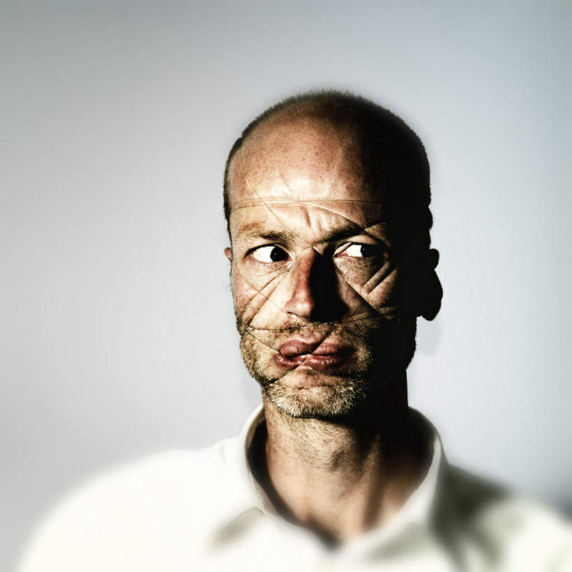 西方人,脸,头,脸颊,秃头,一个人,站,方图,室内,特写,白天,正面,欧洲,欧洲人,仅一个男性,仅一个人,朦胧,模糊,痕迹,注视,仅一个年轻男性,观察,看,站着,观看,察看,关注,印记,男人,男性,年轻男性,白种人,头部,光头,无发,脸部,脸蛋,面部,站立,半身,彩图