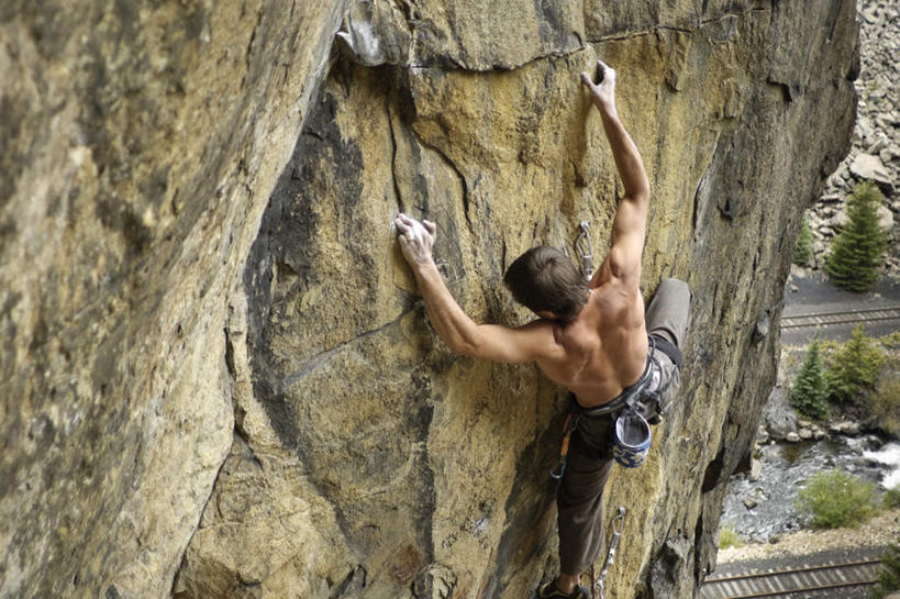 西方人,一个人,举,攀登,横图,俯视,室外,白天,旅游,度假,山,山脉,树林,植物,欧洲,欧洲人,仅一个男性,仅一个人,阴影,服装,裤子,光线,影子,山峰,山峦,休闲装,娱乐,裸露,树,树木,仅一个年轻男性,衣服,绿色,阳光,自然,群山,托,享受,休闲,休闲服,放松,服饰,生长,成长,裸,户外运动,男人,男性,年轻男性,白种人,举起,举手,举着,攀爬,向上举,向上伸,向上托,彩图,高角度拍摄,全身,攀缘