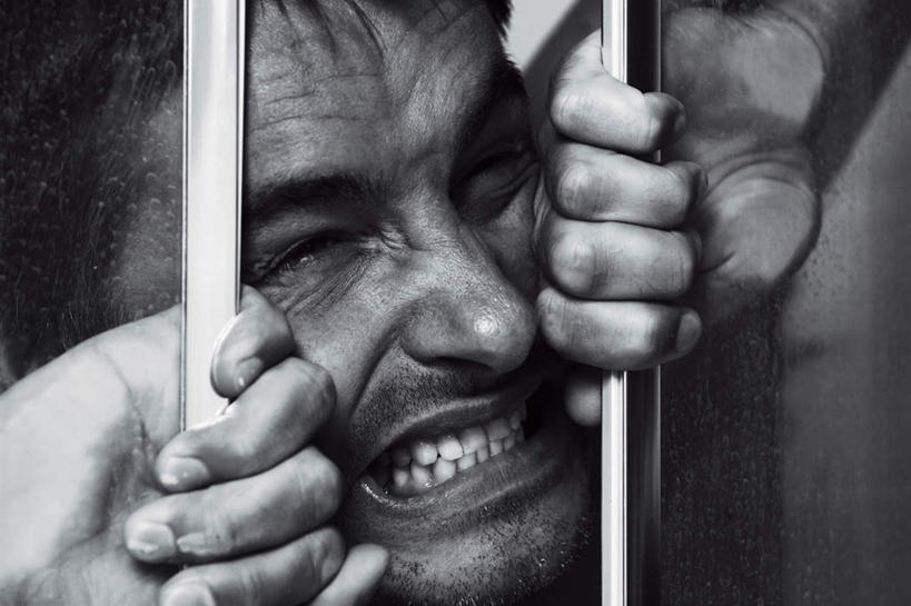 西方人,脸,头,脸颊,一个人,拉,横图,俯视,室内,特写,白天,洗澡,失败,卫生间,浴室,欧洲,欧洲人,仅一个男性,仅一个人,仅一个中年男性,握,沮丧,拿,拿着,干净,清洁,张嘴,享受,健康,难受,放松,无奈,握着,保健,失望,悲伤,卫生,伤心,难过,失落,张大嘴巴,颓废,挫败,受挫,落败,落空,错过,失足,失意,失策,失算,颓丧,衰颓,悲哀,懊丧,颓靡,气馁,丧气,泡汤,抽泣,堕泪,呜咽,饮泣,败北,挫折,失利,男人,男性,中年男性,白种人,头部,胡子,脸部,脸蛋,面部,淋浴房,张开嘴,半身,彩图,高角度拍摄,沐浴,哭泣,啼哭,冲凉房,沐浴间,沐浴室