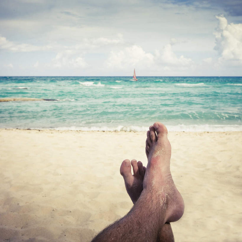 西方人,腿部,脚,脚趾,脚趾甲,腿,一个人,方图,室外,白天,正面,旅游,度假,日光浴,美景,沙滩,欧洲,欧洲人,仅一个男性,仅一个人,仅一个中年男性,沙子,海岸,景观,水平线,云,云朵,辽阔,海平线,沙地,云彩,双脚,娱乐,蓝色,白云,蓝天,天空,自然,天,享受,休闲,广阔,景色,放松,晴朗,一望无际,自然风光,无边无际,一马平川,男人,男性,中年男性,白种人,脚指甲,海滩,晴空,半身,彩图,水天相接,水天一线