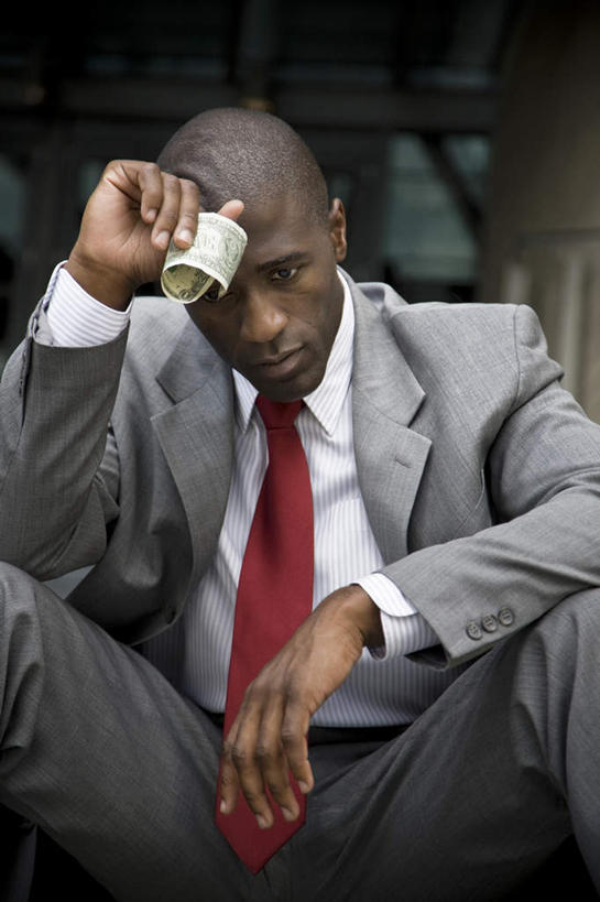 西方人,一个人,商务人士,商务男性,坐,竖图,室内,白天,仰视,衬衫,欧洲,非洲,黑人,欧洲人,仅一个男性,仅一个人,撑,握,套装,朦胧,模糊,拿,拿着,注视,仅一个年轻男性,观察,看,握着,观看,察看,撑着,忧愁,忧虑,发愁,关注,商务装,工薪阶层,哀愁,忧闷,男人,男性,年轻男性,非洲人,白领,上班族,坐着,半身,彩图,低角度拍摄,衬衣