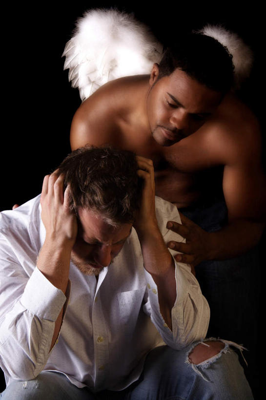 西方人,两个人,坐,举,摸,竖图,室内,白天,正面,衬衫,欧洲,欧洲人,天使,抚摸,黑色背景,裤子,翅膀,注视,牛仔裤,裸露,观察,看,托,捂,摄影,影棚,观看,安慰,察看,抚慰,慰藉,神圣,忧愁,忧虑,发愁,关注,善良,裸,信徒,使者,劝慰,哀愁,忧闷,圣洁,男人,男性,中年男性,白种人,触摸,接触,举起,举手,举着,向上举,向上伸,向上托,坐着,半身,彩图,影棚拍摄,衬衣,拍摄