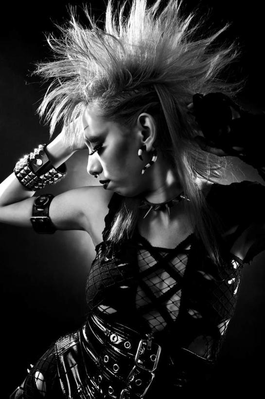 西方人,一个人,举,摸,竖图,室内,白天,正面,跳舞,爆炸,欧洲,欧洲人,仅一个年轻女性,仅一个女性,仅一个人,抱头,抚摸,灰色背景,服装,装饰,休闲装,衣服,黑色,托,休闲,休闲服,摄影,服饰,手镯,影棚,华丽,修饰,耳坠,点缀,皮衣,舞姿,衬托,美观,雅致,雅观,捧首,捧头,扭动,莫西干,年轻女性,女人,女性,白种人,触摸,接触,举起,举手,举着,向上举,向上伸,向上托,半身,彩图,影棚拍摄,拍摄,舞蹈,短发