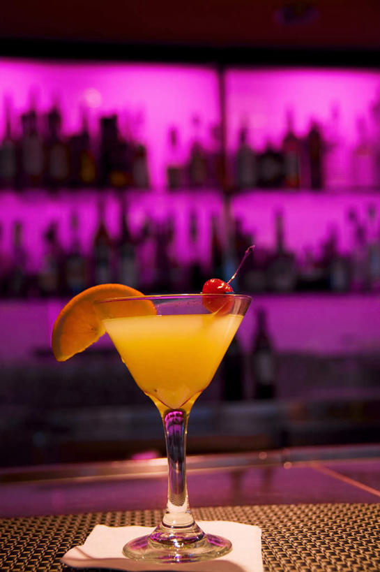 无人,酒吧,竖图,室内,夜晚,正面,聚会,奢侈,夜生活,桌面,桌子,柠檬,杯子,水果,切片,阴影,新鲜,光线,木制,高脚杯,影子,灯光,生食,食品,果实,酒类,一杯,文化,娱乐,玻璃制品,酒,酒柜,食物,饮料,酒杯,木制品,鸡尾酒,休闲,放松,调酒,有机食品,绿色食品,夜店,创造,想象,鸡尾酒杯,玻璃杯,益母果,柠果,彩图,酒吧间,酒馆