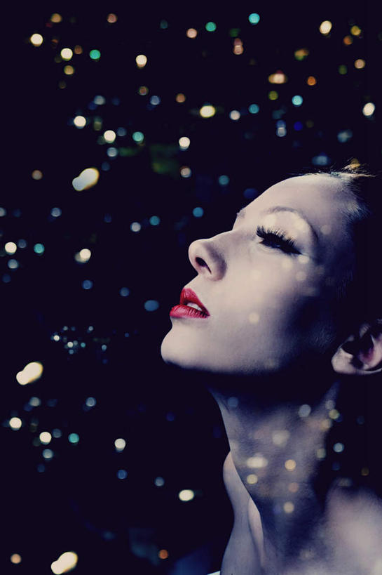 西方人,一个人,站,竖图,室内,白天,侧面,欧洲,欧洲人,仅一个年轻女性,仅一个女性,仅一个人,黑色背景,漂浮,飘扬,雪花,飘落,站着,摄影,影棚,下沉,降落,飘零,年轻女性,女人,女性,白种人,站立,半身,彩图,影棚拍摄,拍摄