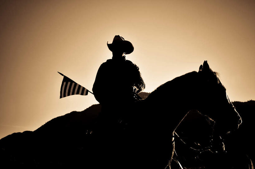 西方人,一个人,坐,横图,室外,白天,仰视,日落,马,野生动物,旗帜,国旗,帽子,欧洲,欧洲人,仅一个男性,仅一个人,晚霞,霞光,落日,背光,一匹,仅一个年轻男性,天空,黄昏,动物,天,橙色,牛仔帽,彩霞,运输,美国国旗,牲畜,逆光,夕照,男人,男性,年轻男性,白种人,旗,夕阳,坐着,半身,彩图,低角度拍摄,斜阳