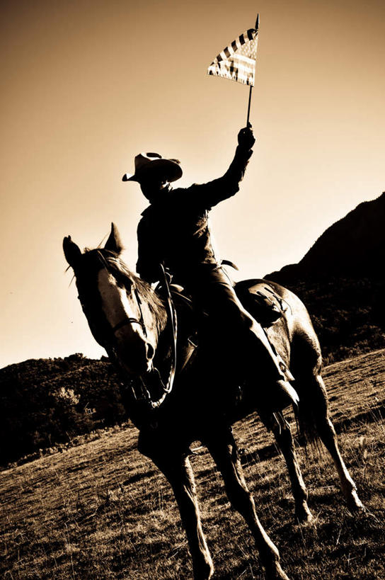 西方人,一个人,坐,竖图,室外,白天,仰视,日落,马,野生动物,旗帜,国旗,帽子,欧洲,欧洲人,仅一个男性,仅一个人,晚霞,霞光,落日,背光,一匹,仅一个年轻男性,天空,黄昏,动物,天,橙色,牛仔帽,彩霞,运输,美国国旗,牲畜,逆光,夕照,男人,男性,年轻男性,白种人,旗,夕阳,坐着,彩图,低角度拍摄,全身,斜阳