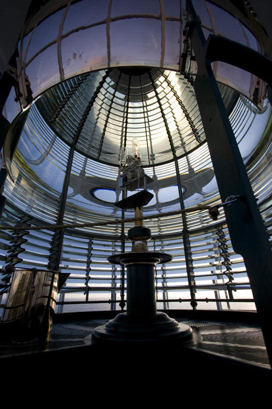 无人,家,竖图,室外,白天,仰视,道路,阴影,光线,信息,结构,影子,房屋,屋子,灯光,灯塔,交通,构造,方向,楼房,住宅,引导,指引,布局,航标,彩图,低角度拍摄,房子,导航