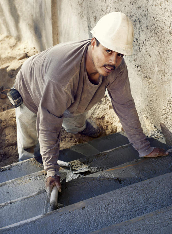 西方人,一个人,站,竖图,俯视,室外,白天,楼梯,装修,建筑,帽子,欧洲,非洲,黑人,欧洲人,仅一个男性,仅一个人,仅一个中年男性,握,阴影,服装,光线,测量,头盔,影子,刻度,阶梯,墙,拿,拿着,注视,休闲装,文化,墙壁,墙面,台阶,衣服,阳光,安全帽,尺,卷尺,扶,观察,看,祈祷,站着,休闲,休闲服,握着,许愿,宗教,服饰,信仰,观看,钢尺,测量工具,祈求,吉祥,尺子,察看,扶着,关注,风水,角尺,阴阳,鲁班尺,砌刀,量具,量仪,钢卷尺,文公尺,门公尺,门尺,丁兰尺,门光尺,吉凶,吉利,晦气,不祥,倒霉,霉运,恶兆,凶险,平安,男人,男性,中年男性,非洲人,抬头,仰头,站立,彩图,高角度拍摄,全身