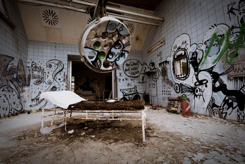 无人,家,横图,室内,白天,正面,抽象,绘画,床,废弃,艺术,彩绘,图案,房屋,墙,屋子,床单,艺术品,古典,文化,被子,楼房,斑驳,墙壁,墙面,住宅,工艺品,品味,概念,单人床,美术,高雅,被单,美学,班驳,废除,图文,彩图,涂鸦,房子