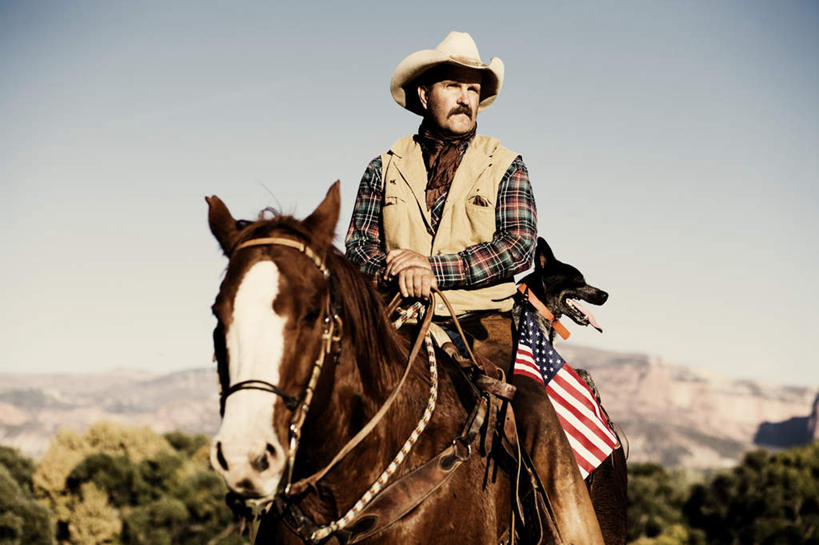 西方人,一个人,站,坐,横图,室外,白天,仰视,山,树林,植物,宠物,狗,马,野生动物,旗帜,国旗,帽子,欧洲,美国,欧洲人,仅一个男性,仅一个人,仅一个中年男性,服装,山峰,山峦,扭头,注视,休闲装,一匹,树,树木,衣服,蓝色,绿色,蓝天,天空,自然,动物,遮阳帽,天,观察,看,站着,转头,休闲,休闲服,牛仔帽,可爱,运输,服饰,牲畜,生长,晴朗,成长,观看,察看,北美,北美洲,关注,美洲,忠诚,万里无云,北亚美利加洲,亚美利加洲,男人,男性,中年男性,白种人,旗,晴空,晴空万里,犬,站立,坐着,半身,彩图,低角度拍摄