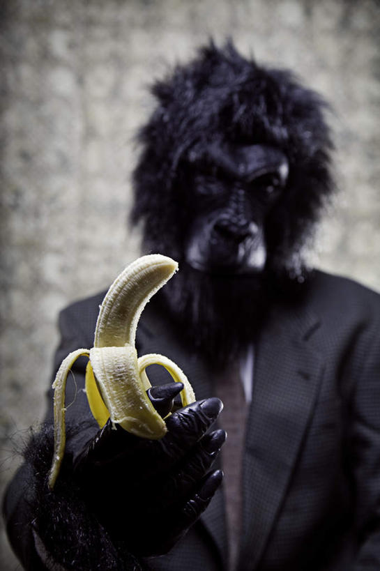 西方人,一个人,站,举,竖图,室内,白天,正面,哺乳动物,猴,野生动物,猴子,香蕉,水果,欧洲,欧洲人,仅一个男性,仅一个人,新鲜,生食,食品,果实,注视,食物,仅一个年轻男性,一个,动物,观察,看,托,站着,可爱,活泼,有机食品,绿色食品,单个,观看,察看,关注,妆扮,男人,男性,年轻男性,白种人,甘蕉,举起,举手,举着,向上举,向上伸,向上托,站立,半身,彩图,打扮,装扮