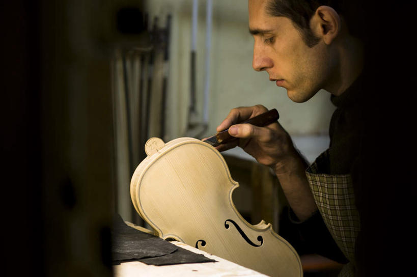 西方人,一个人,坐,横图,室内,白天,侧面,欧洲,欧洲人,仅一个男性,仅一个人,许多,连接,制作,组合,服装,木制,工具,乐器,弦乐器,小提琴,注视,休闲装,仅一个年轻男性,衣服,木制品,观察,看,休闲,休闲服,建造,服饰,观看,链接,察看,关注,拼接,拼凑,弓拉弦乐器,弓拉弦鸣乐器,调试,拼合,凑集,聚合,撮合,链结,工匠,男人,男性,年轻男性,白种人,坐着,半身,彩图