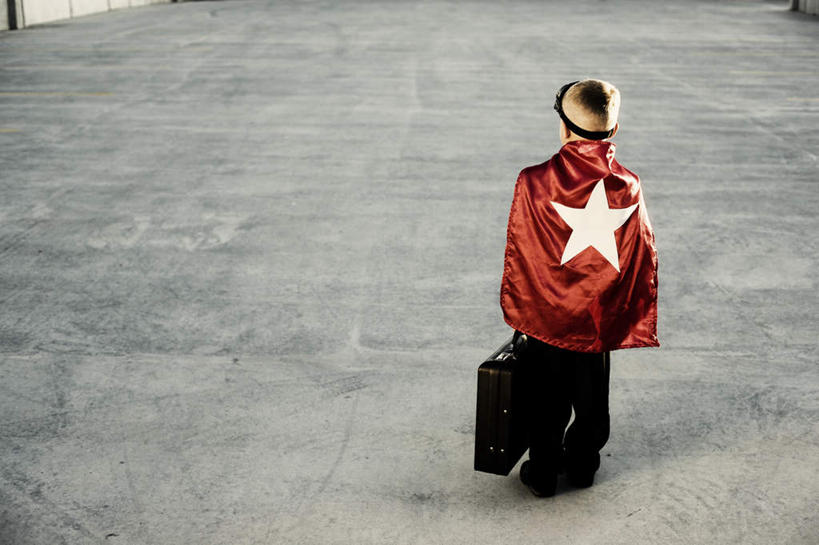 西方人,儿童,一个人,走,横图,室外,白天,纯洁,道路,路,公路,欧洲,欧洲人,仅一个男性,仅一个人,一副,握,包,公文包,墨镜,眼镜,星星,交通,拿,拎,拿着,一只,小孩,背面,红色,太阳镜,太阳眼镜,仅一个小孩,一件,星形,遮阳镜,可爱,童年,童趣,模仿,握着,公事包,模拟,斗篷,五角形,童真,烂漫,无邪,大氅,仿照,天真,男孩,男人,男性,白种人,孩子,马路,五角星,步行,散步,走路,彩图,全身,男生,拎着