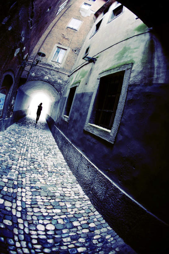 西方人,一个人,竖图,室外,白天,广角镜头,鱼眼镜头,纯洁,窗户,落地窗,街道,欧洲,欧洲人,仅一个女性,仅一个人,古老,地砖,墙,走道,走廊,过道,玻璃窗,墙壁,墙面,背面,仅一个中年女性,可爱,童年,童趣,童真,烂漫,无邪,天真,女人,女性,中年女性,白种人,彩图,全身