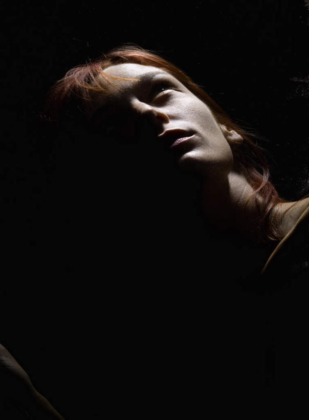 西方人,脸,头,脸颊,脖子,一个人,竖图,室内,特写,白天,正面,欧洲,欧洲人,仅一个年轻女性,仅一个女性,仅一个人,黑色背景,注视,肩膀,红色,黑色,观察,看,向上看,摄影,影棚,观看,察看,恐怖,关注,沉默,不祥,悲哀,中间色,消亡,罪恶,年轻女性,女人,女性,白种人,头部,脖,颈,颈部,脸部,脸蛋,面部,抬头,仰头,半身,彩图,影棚拍摄,拍摄