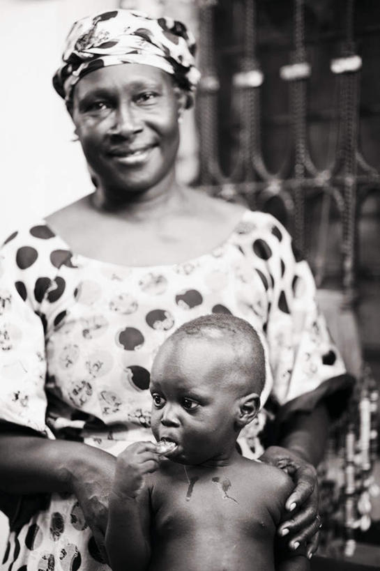 西方人,儿童,老年人,两个人,家庭,祖母,站,竖图,黑白,室外,白天,正面,裙子,纯洁,欧洲,非洲,黑人,欧洲人,拉门,阴影,连衣裙,服装,朦胧,模糊,反射,头巾,影子,铁门,扭头,注视,小孩,衣服,观察,看,站着,转头,温暖,温馨,一家人,可爱,童年,童趣,服饰,奶奶,观看,祖孙,和睦,察看,衣着,穿着,关注,童真,烂漫,无邪,外婆,外祖母,外孙,外孙子,衣饰,天真,老年女性,男孩,女人,女性,非洲人,孩子,孙子,站立,半身,融洽,男生