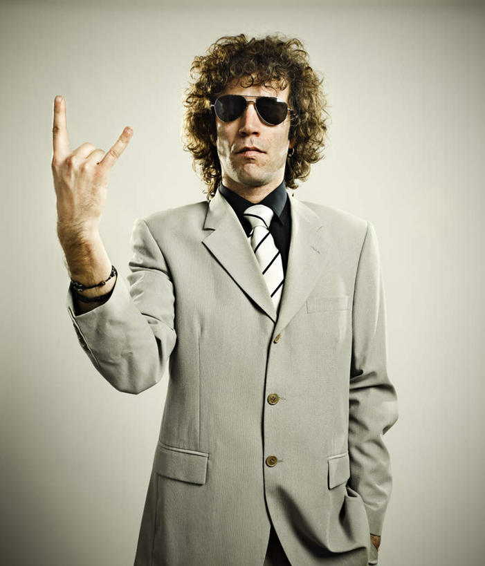 西方人,手,小拇指,一个人,站,举,竖图,室内,白天,正面,衬衫,西装,欧洲,欧洲人,仅一个男性,仅一个人,阴影,套装,正装,反射,墨镜,眼镜,影子,领带,注视,职业装,仅一个年轻男性,太阳镜,太阳眼镜,观察,看,手势,托,站着,手部,遮阳镜,竖,摄影,影棚,观看,翘,察看,食指,关注,示爱,单手抄兜,单手放兜,爱你,男人,男性,年轻男性,白种人,插兜,举起,举手,举着,手插兜,手放口袋,向上举,向上伸,向上托,站立,半身,彩图,影棚拍摄,衬衣,拍摄,手抄兜