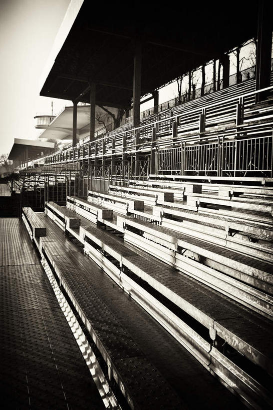 无人,体育馆,栏杆,运动场,竖图,黑白,室外,白天,正面,度假,美景,城市风光,城市,意大利,欧洲,阴影,光线,影子,栅栏,屋顶,景观,篱笆,围栏,顶棚,娱乐,体育场,护栏,座位,蓝色,蓝天,天空,阳光,天,享受,休闲,景色,放松,田径场,晴朗,南欧,伦巴第大区,万里无云,意大利共和国,伦巴第,运动馆,坐位,蒙扎,晴空,晴空万里