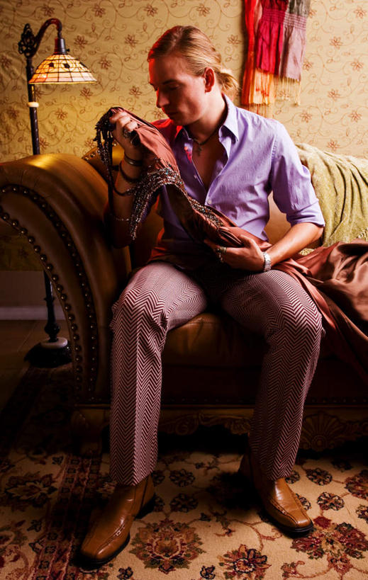 西方人,一个人,坐,抱,竖图,室内,白天,正面,寂寞,沙发,欧洲,欧洲人,仅一个男性,仅一个人,阴影,服装,光线,瓷砖,地砖,影子,灯光,地面,注视,休闲装,仅一个年轻男性,衣服,观察,看,休闲,休闲服,服饰,抱着,观看,察看,搂着,关注,布艺沙发,悲哀,悲痛,悲恸,孤单,男人,男性,年轻男性,白种人,怀抱,搂,搂抱,相抱,拥抱,坐着,彩图,全身