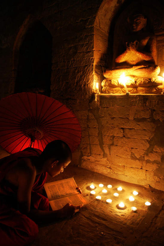 东方人,一个人,和尚,寺庙,跪,竖图,俯视,室内,白天,旅游,度假,标志建筑,地标,建筑,蜡烛,书籍,雕塑,缅甸,亚洲,仅一个男性,仅一个人,一把,撑开,节日,艺术,装饰,雕刻,雕像,火焰,伞,雨伞,遮阳伞,烛光,燃烧,注视,黄种人,文化,娱乐,阳伞,建设,石雕,仅一个年轻男性,香火,工艺品,庙宇,打开,点燃,翻开,观察,看,祈祷,享受,休闲,健康,旅游胜地,放松,许愿,宗教,东南亚,信仰,观看,纪念,祈求,美术,察看,开启,关注,主题,陈列,蒲甘,缅甸联邦,功能,美学,法衣,掀开,平安,男人,男性,年轻男性,亚洲人,书,图书,僧人,跪着,半身,彩图,高角度拍摄,庙,寺,僧衣